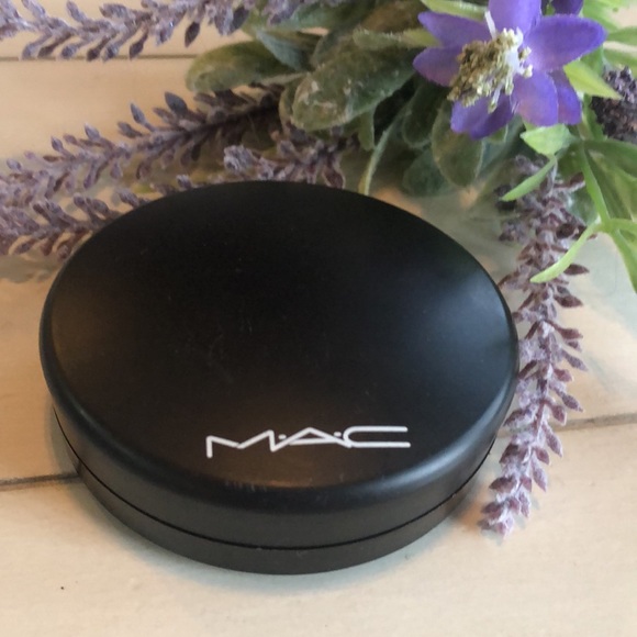 MAC A Waft of Grey Eyeshadow - Picture 4 of 6